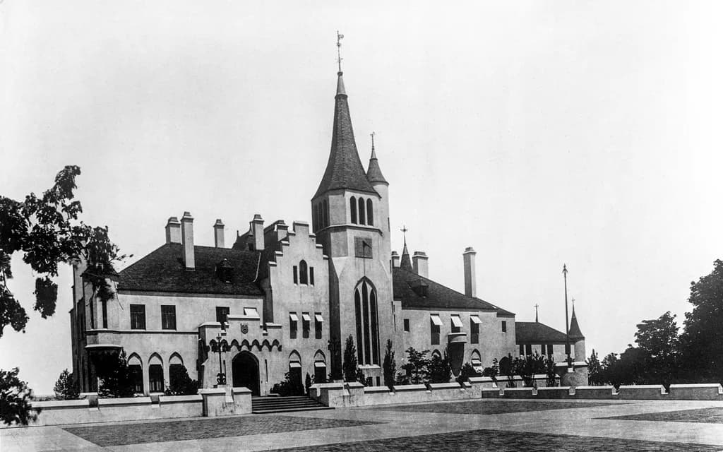 Beacon Towers, the castellated Gold Coast mansion at Sands Point on Long Island, photographed in 1922