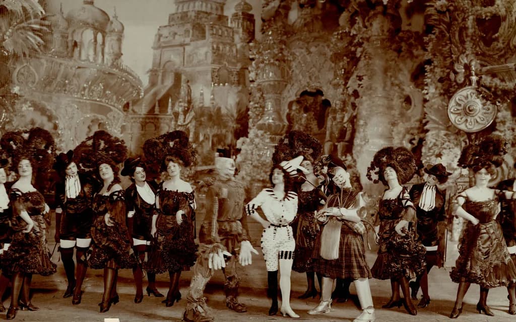 A 1904 stage photograph of the chorus and the Tin Woodman in the Emerald City set of the musical extravaganza The Wizard of Oz